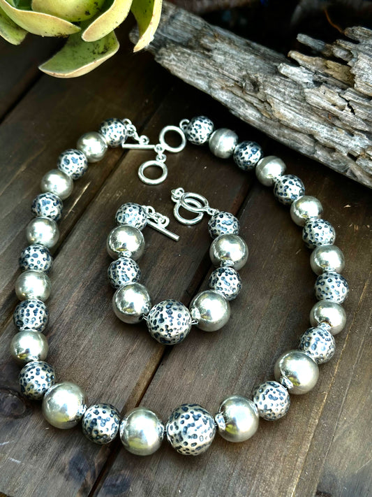 N0532 Dalmatian Toggle Necklace 18”