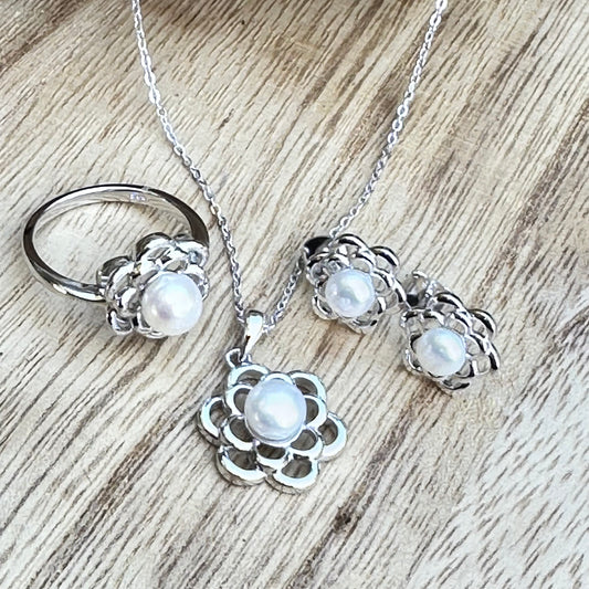 Daisy Pearl Necklace (3/4”)