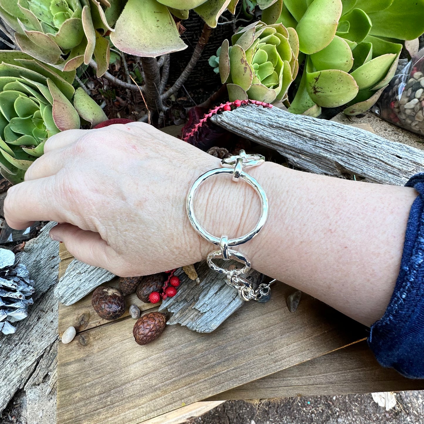 B0307  Circle Hammered Toggle Bracelet