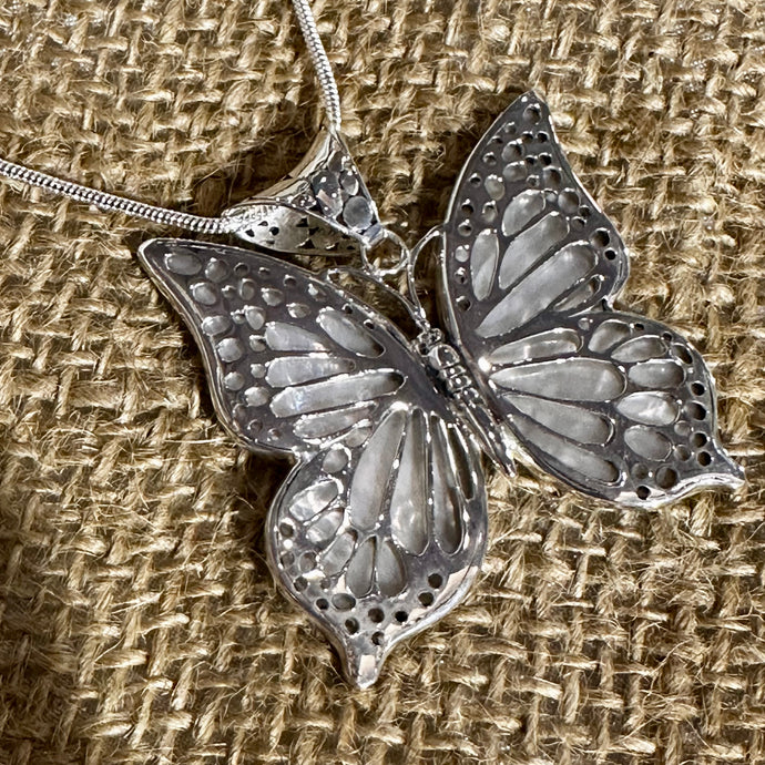 N0878  Butterfly Mother of Pearl Necklace (18”)